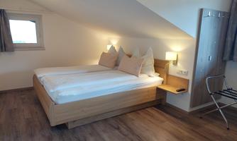 A cozy bedroom with a double bed.