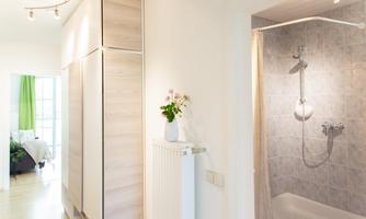 Fewo Typ A - Vorraum, Blick ins Badezimmer