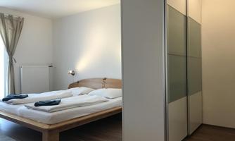 Schlafzimmer groß mit begehbarem Schrank