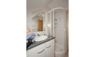 Badezimmer mit Dusche/WC
