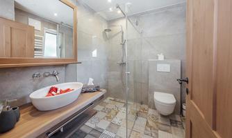 Badezimmer Granat-Zirbenzimmer