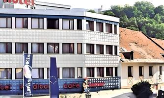 Hotel Hecher 25 years ago – a nostalgic journey back in time. The distinctive facade with square panels and red window frames defined the hotel's appearance around the year 2000.