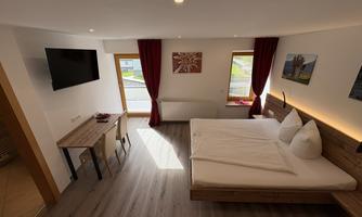 The rooms of the Radpension Taurer-Thoman are bright, friendly, and lovingly furnished. Warm wooden furniture, harmonious color tones, and spacious windows create a cozy, natural atmosphere. The beds are comfortable and inviting, ideal for a restful night after a cycling tour along the Drau Cycle Path.  
A well-maintained living area, practical storage spaces, and modern bathrooms ensure comfort and functionality. Some rooms additionally offer seating areas or small desks. Everything appears tidy, clean, and family-oriented – perfect for guests who value peace, comfort, and an authentic stay in the Drautal.