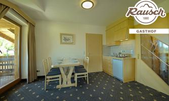 A bright room with a table and chairs, ideal for the dining area. The large window front ensures plenty of daylight and a view outside.
