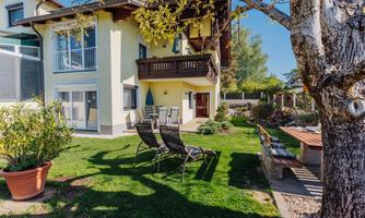 A beautiful house with garden and terrace. Sun loungers and a table invite you to relax.