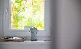 Windowsill with a view of the greenery: Small details that give the apartment a personal and cozy touch.