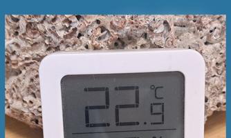A digital thermometer shows a temperature of 22 °C and a humidity of 62 %. Above that, weather forecasts with temperatures between 33 °C and 35 °C are displayed.