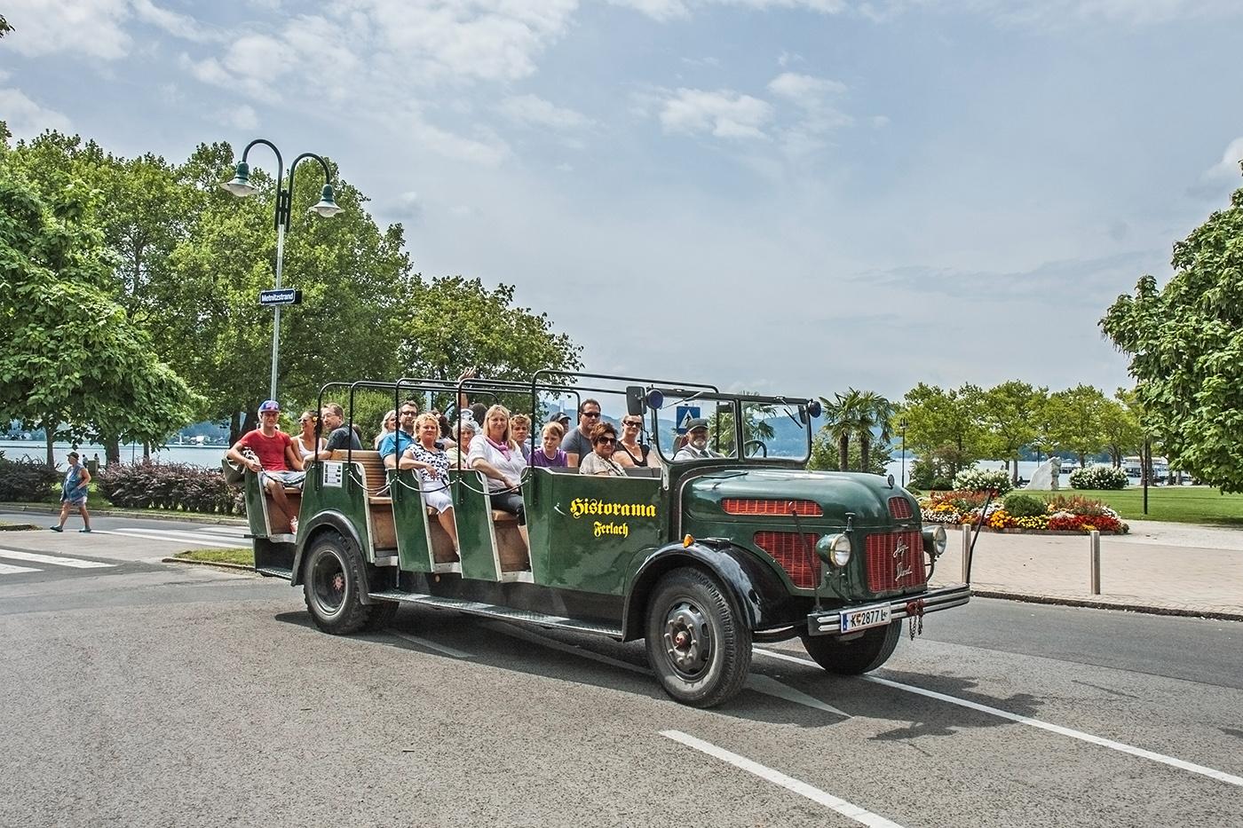 Oldtimer "Historama Gerlach" fährt mit Touristen am Ossiacher See in Kärnten