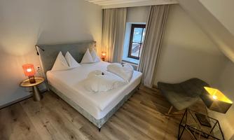 Perfect for families with two children - a small modern living room with wallpaper and a TV corner, children's room with king-size bed, and parents' room with a double bed. Bathroom with family sink, allergy-friendly with wood laminate floors.