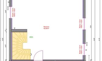 The floor plan shows the ground floor of a house with a clearly structured room layout. In the centre is a spacious living and dining area, which extends open and light-flooded across the right side of the building. Adjacent to this is the staircase leading to the upper floor. The entrance area leads into a hallway from which a toilet, a utility room and a separate room – ideal for use as a bedroom or office – can be accessed. Large windows on several sides provide plenty of daylight and a bright atmosphere in the interior.’