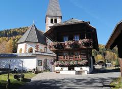 Kirche und Mesnerhaus