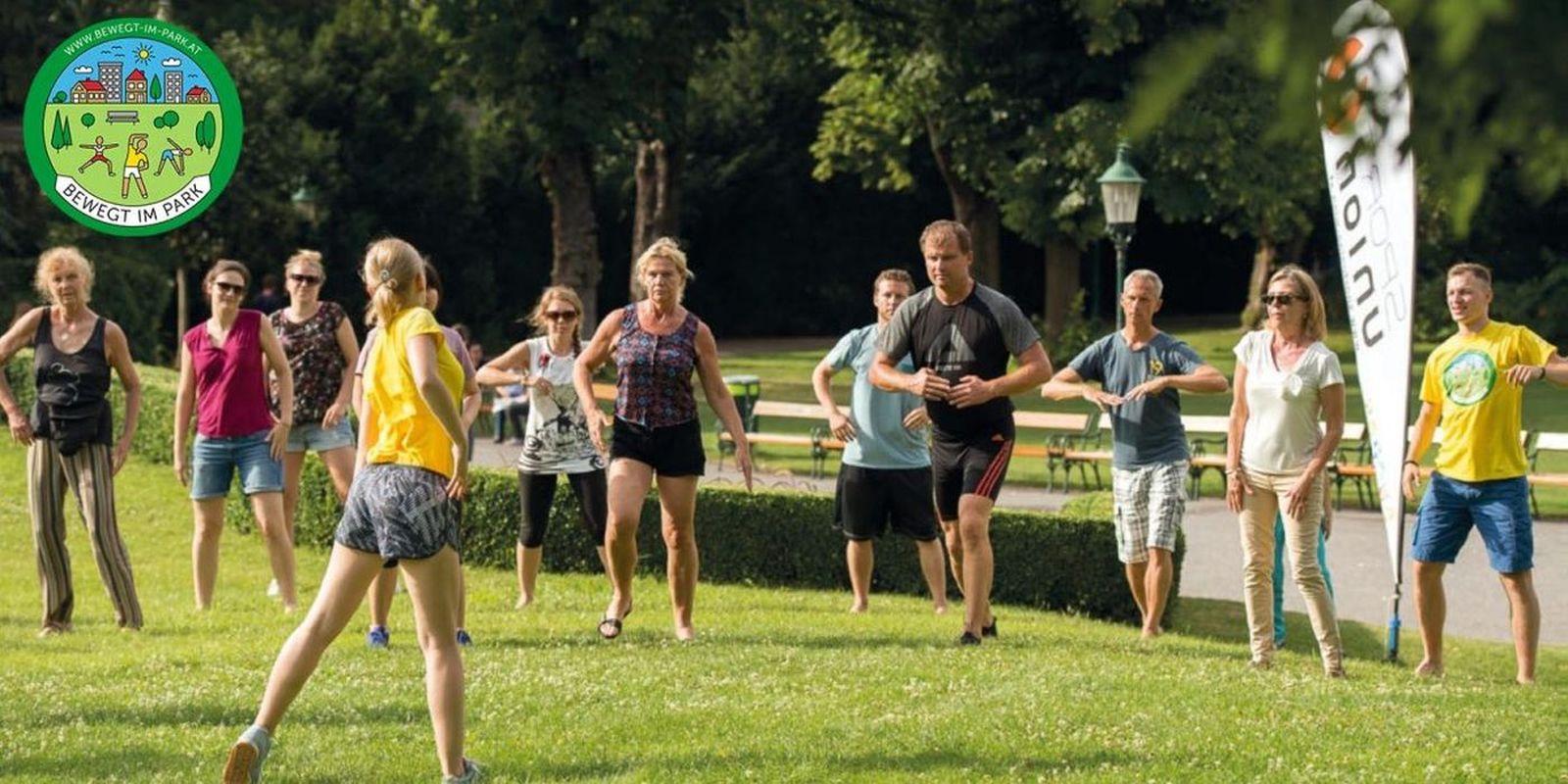 Bewegung im Park: Gruppe macht Übungen in einem Park in Wien