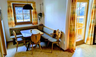 Spacious living area with dining corner of the Seeblick vacation apartment