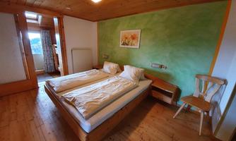 Schlafzimmer mit Verbindungstür Karawankenblick