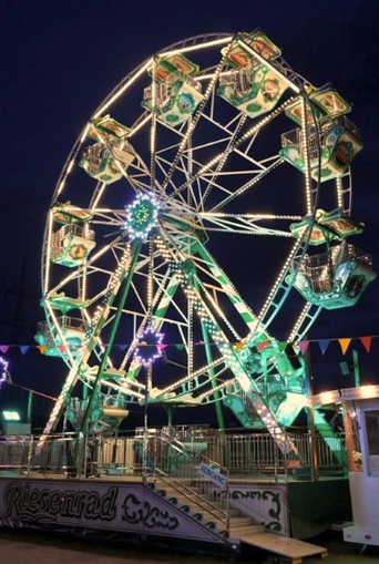 Advent-Riesenrad und -Karussell in der Engelstadt