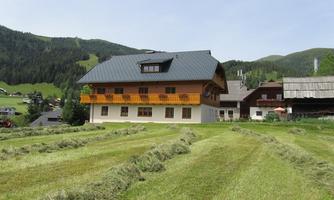 A pretty house in a picturesque mountain landscape with green meadows. The surroundings are quiet and inviting, ideal for relaxation in nature.