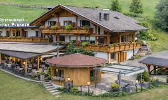 A rural inn with an inviting panoramic terrace. The surroundings are green and hilly, ideal for relaxed visits.