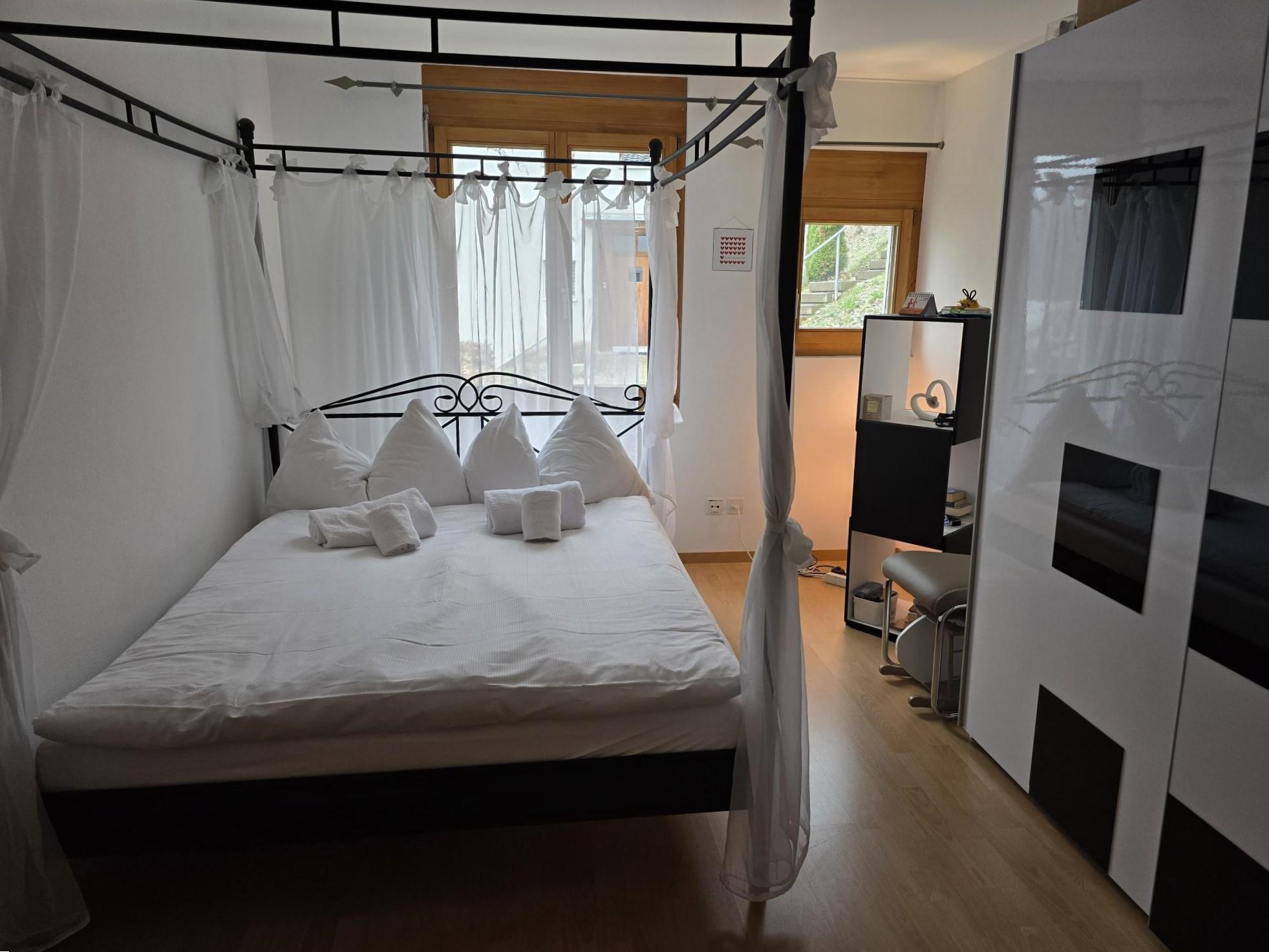 Schlafzimmer mit Doppelbett Schlafzimmer mit Doppelbett