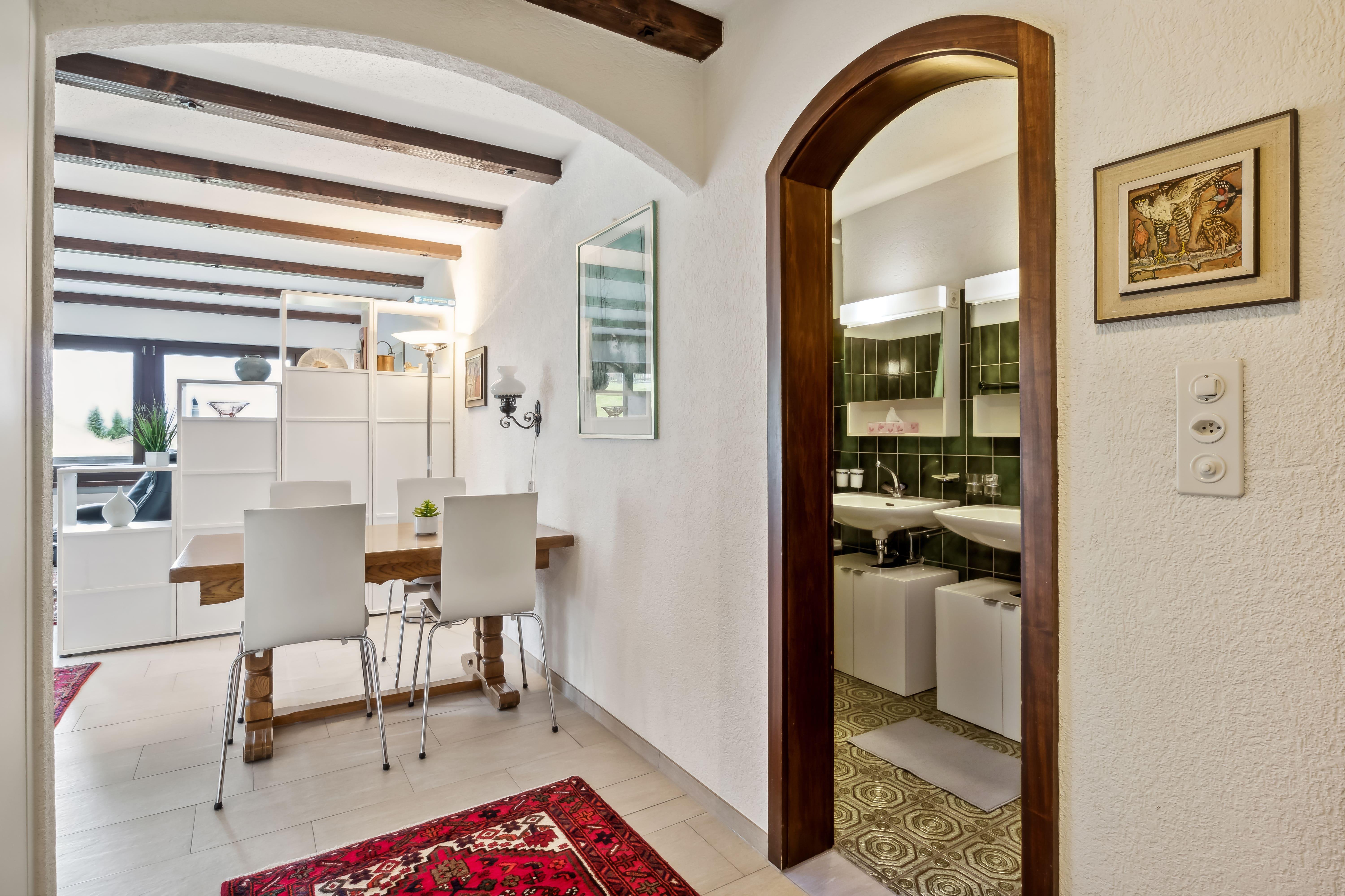 Eingangsbereich mit Blick ins Badezimmer Eingangsbereich mit Blick ins Badezimmer