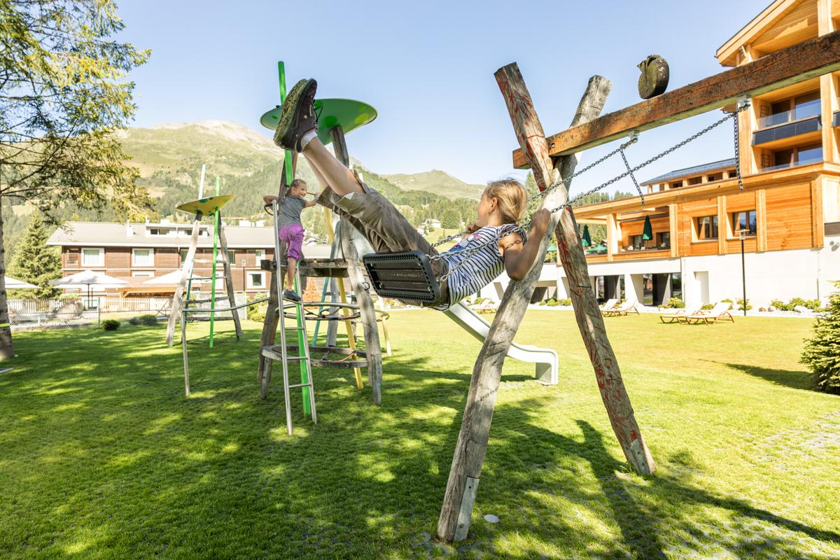 hotel-valbella-resort-arosa-lenzerheide-garten-spi hotel-valbella-resort-arosa-lenzerheide-garten-spi