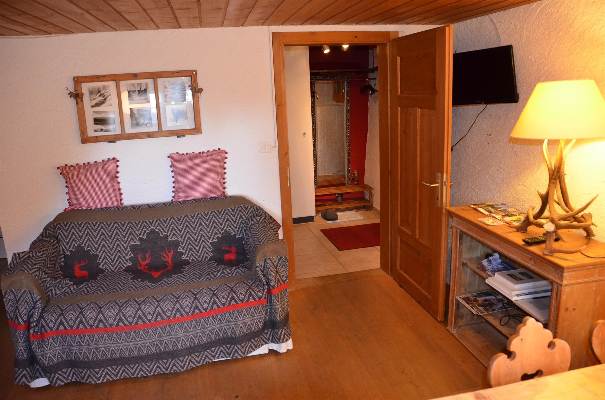 Couch und Garderobe im Hintergrund Couch und Garderobe im Hintergrund