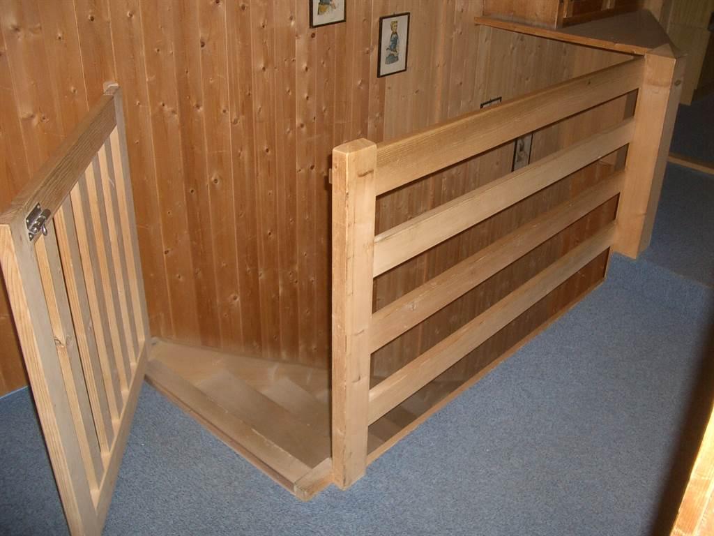 Treppe mit Kindersicherung.JPG Treppe mit Kindersicherung.JPG