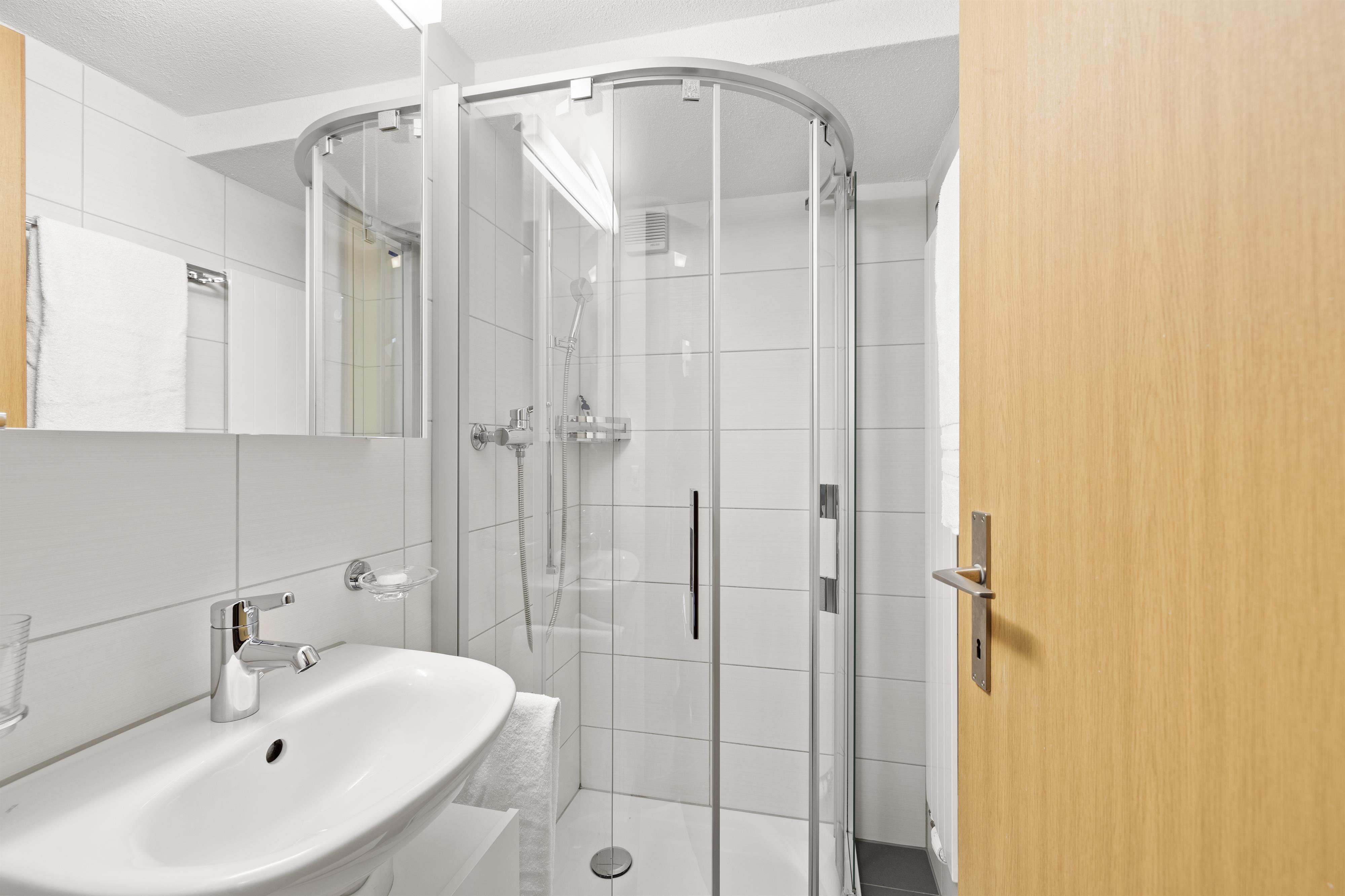 Badezimmer mit Dusche Badezimmer mit Dusche