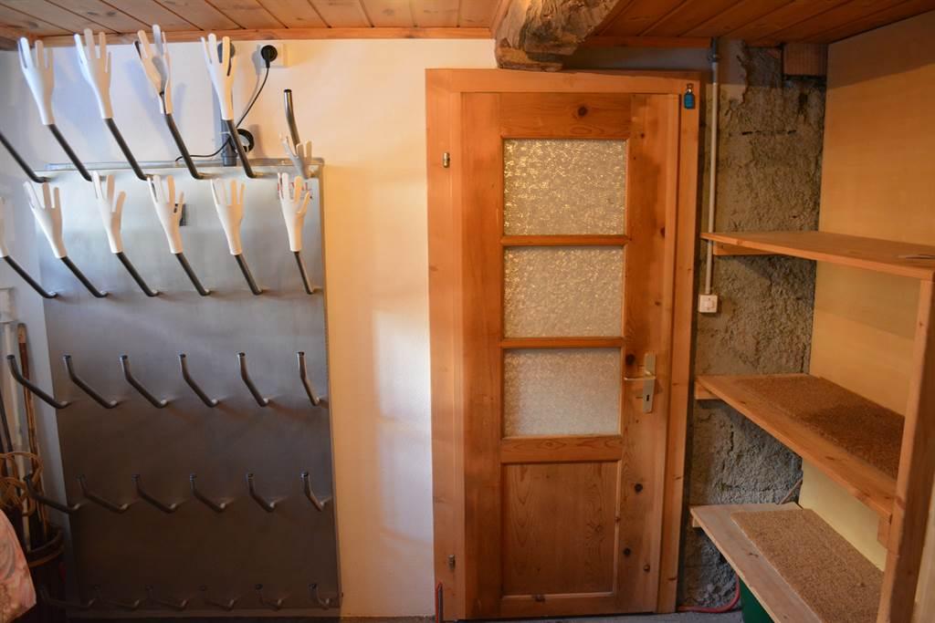 Skischuhheitzung und Garagentüre.JPG Skischuhheitzung und Garagentüre.JPG