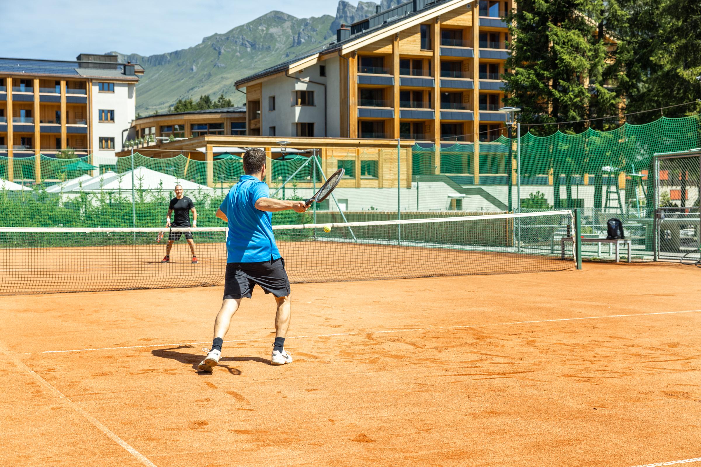 hotel-valbella-resort-arosa-lenzerheide-tennisplat hotel-valbella-resort-arosa-lenzerheide-tennisplat