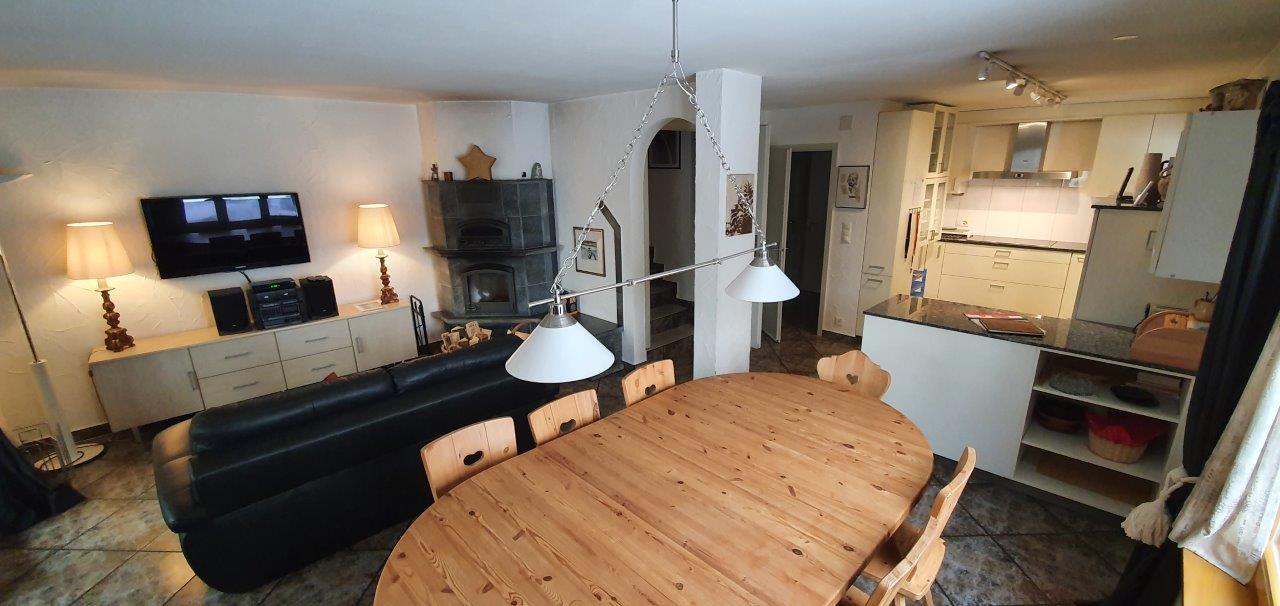 Esstisch mit Blick in die Küche Esstisch mit Blick in die Küche