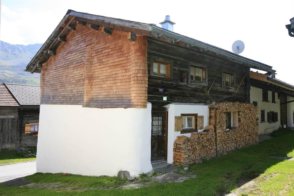 hinterm Haus. hinterm Haus.