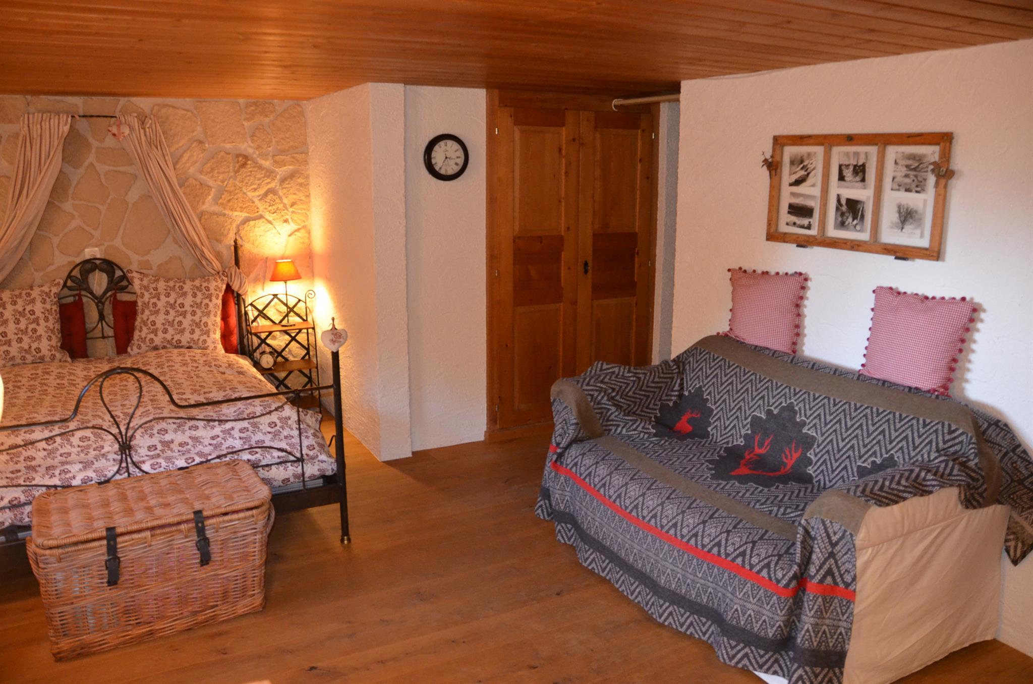 Innenansicht mit Bett.JPG Innenansicht mit Bett.JPG