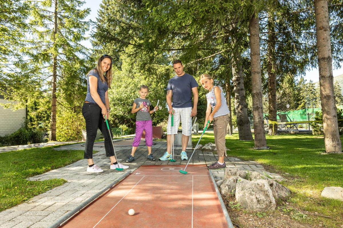 hotel-valbella-resort-arosa-lenzerheide-garten-min hotel-valbella-resort-arosa-lenzerheide-garten-min