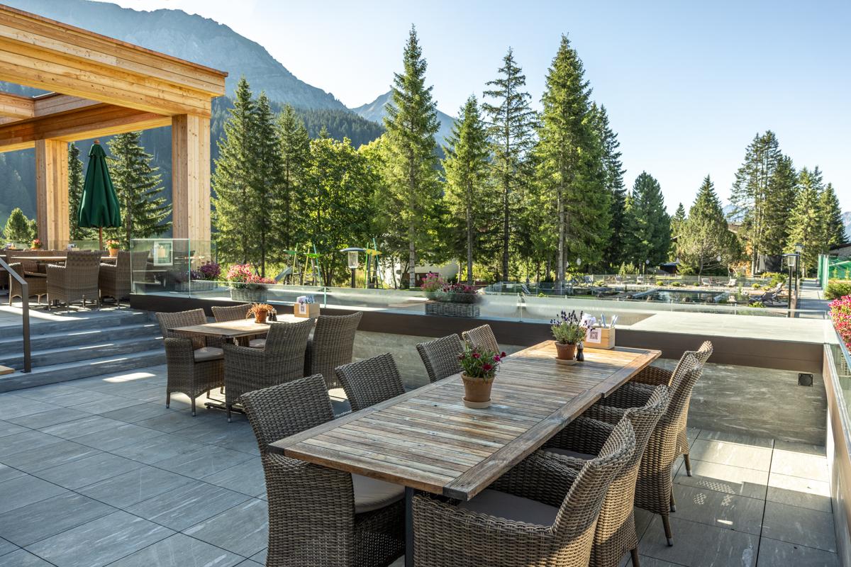 hotel-valbella-resort-arosa-lenzerheide-garten-poo hotel-valbella-resort-arosa-lenzerheide-garten-poo