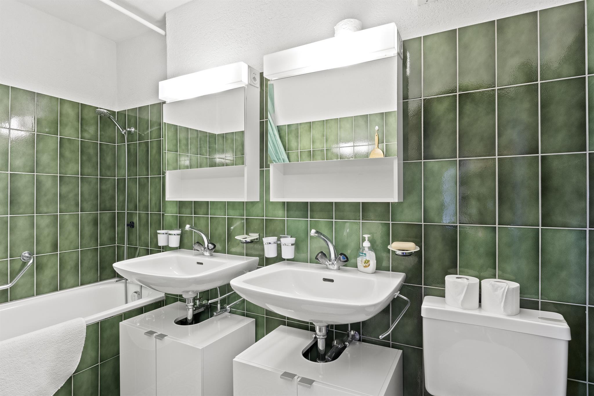 Badezimmer mit WC und Badewanne Badezimmer mit WC und Badewanne