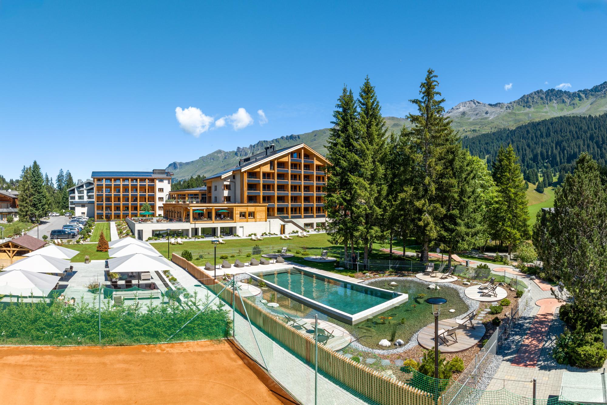 hotel-valbella-resort-arosa-lenzerheide-garten-som hotel-valbella-resort-arosa-lenzerheide-garten-som