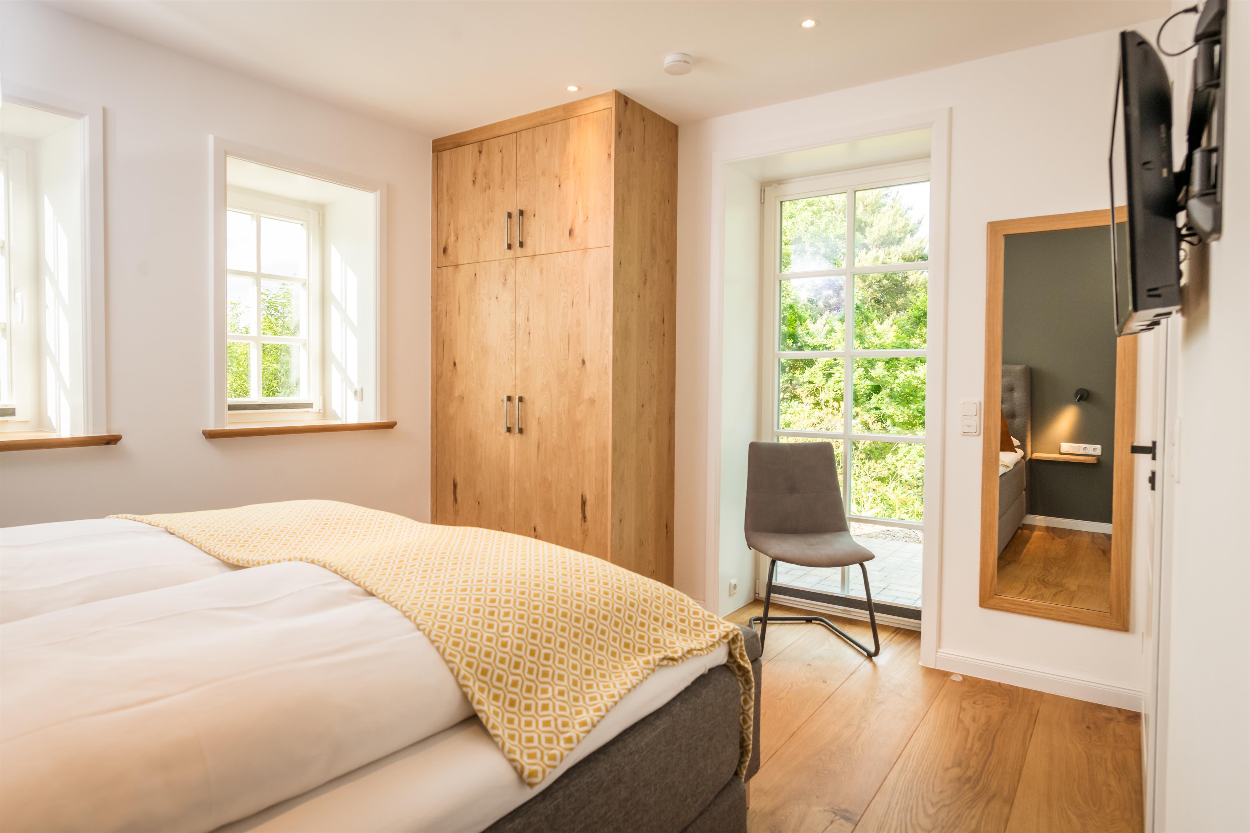 Schlafzimmer unten mit Zugang zum Garten