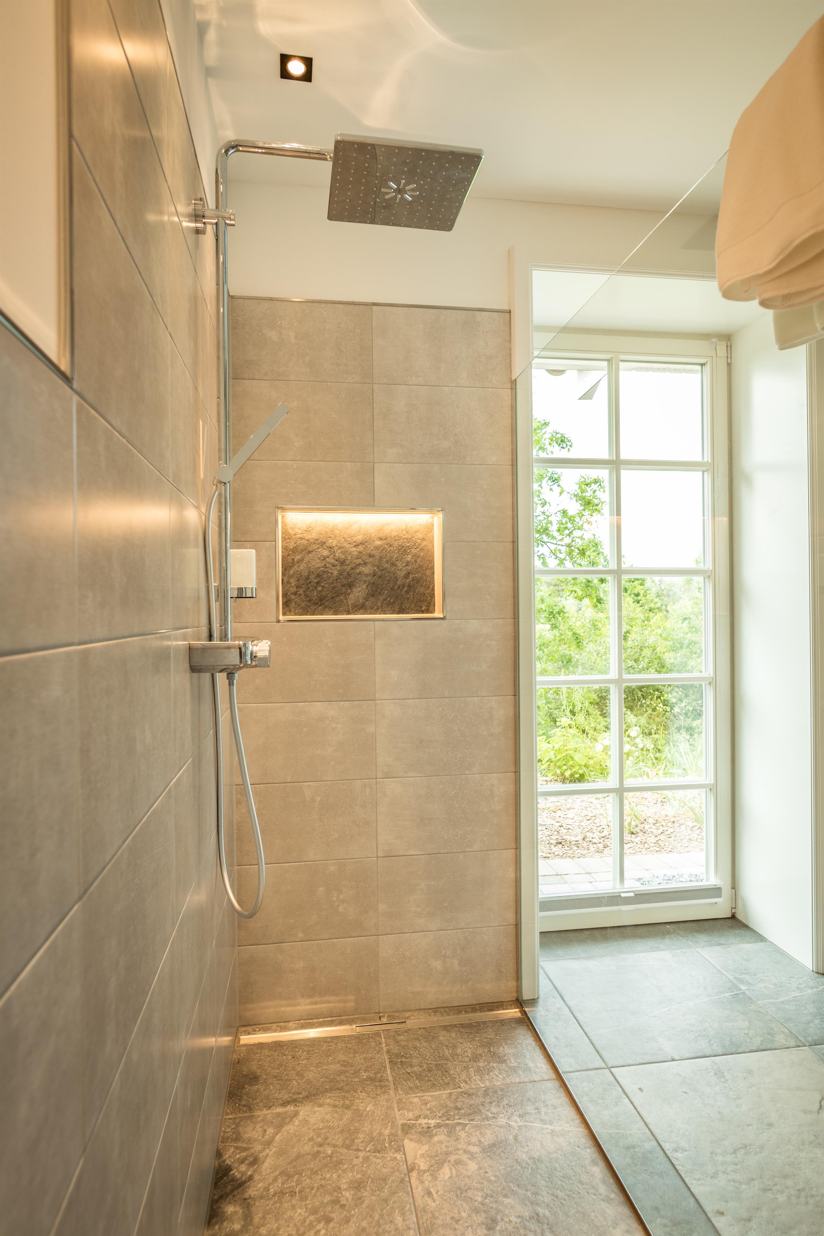 Badezimmer mit großer ebenerdiger Regendusche