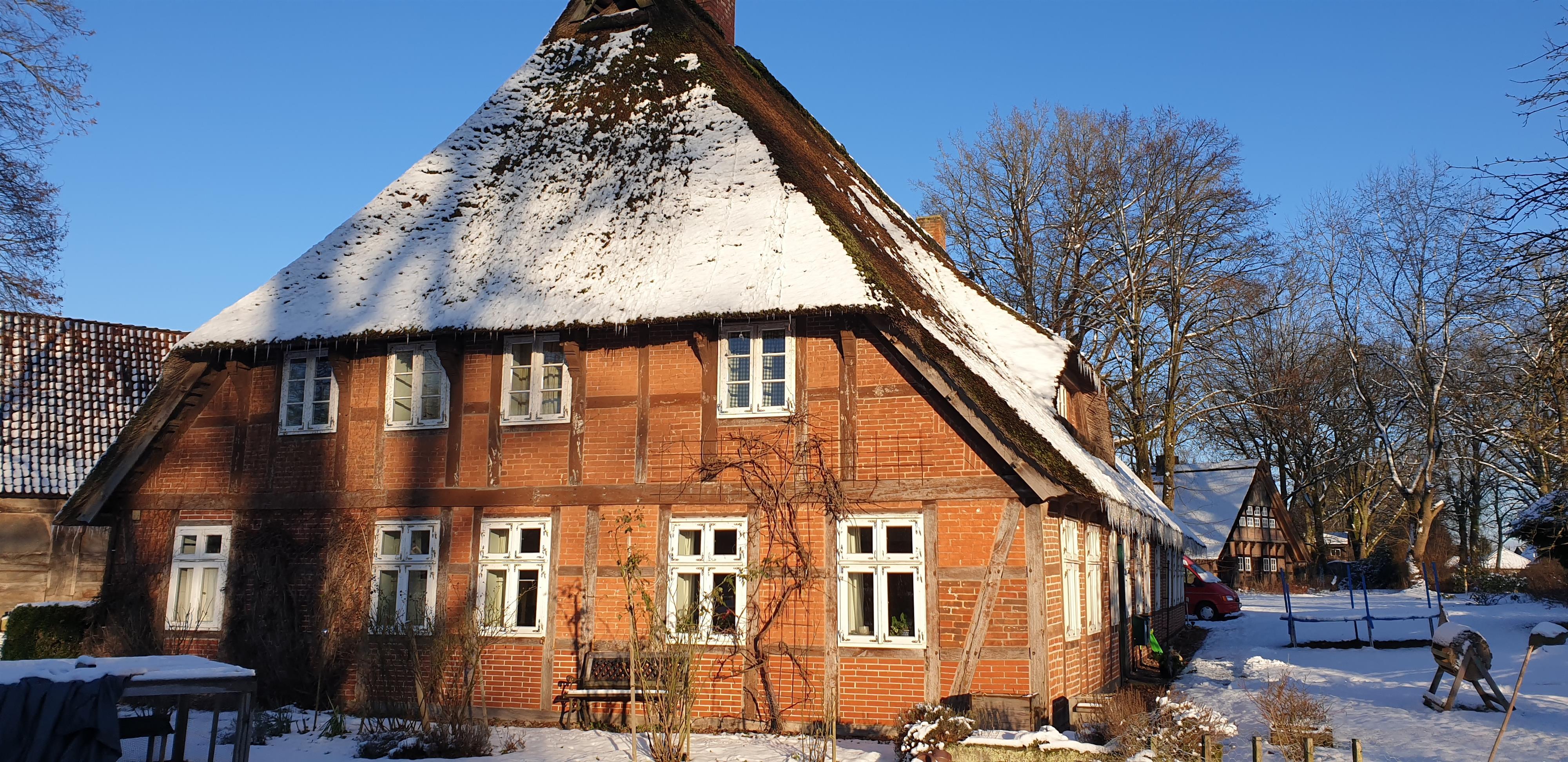 Zweiständerhaus von 1682 auf dem Hof