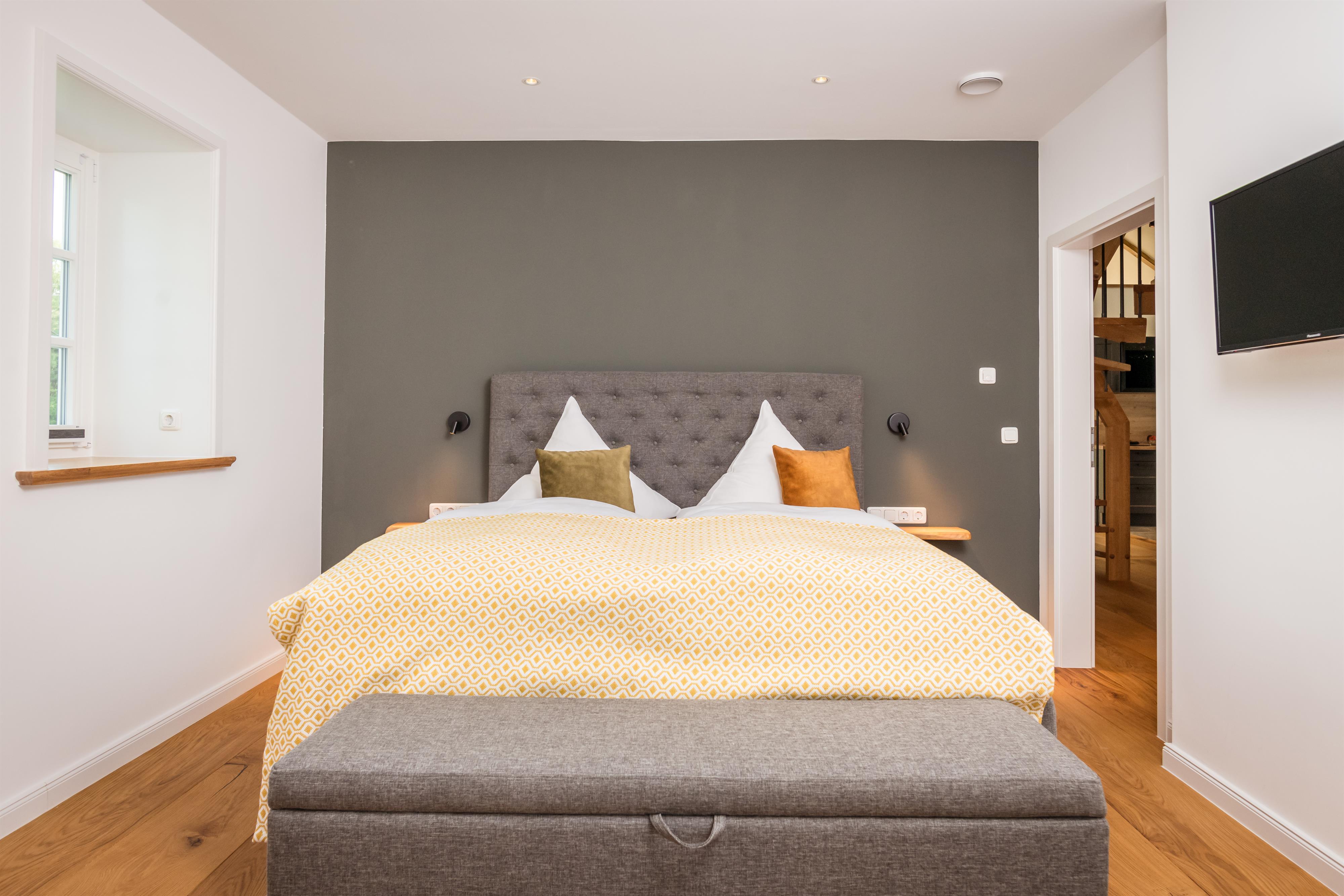 Schlafzimmer mit TV unten