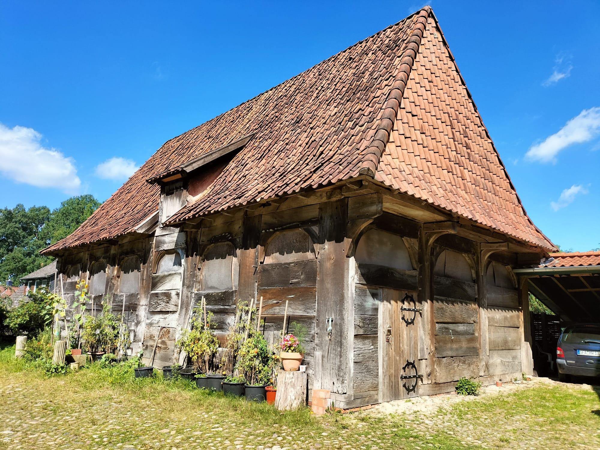 Bohlenscheune von ca.1560 auf dem Hof