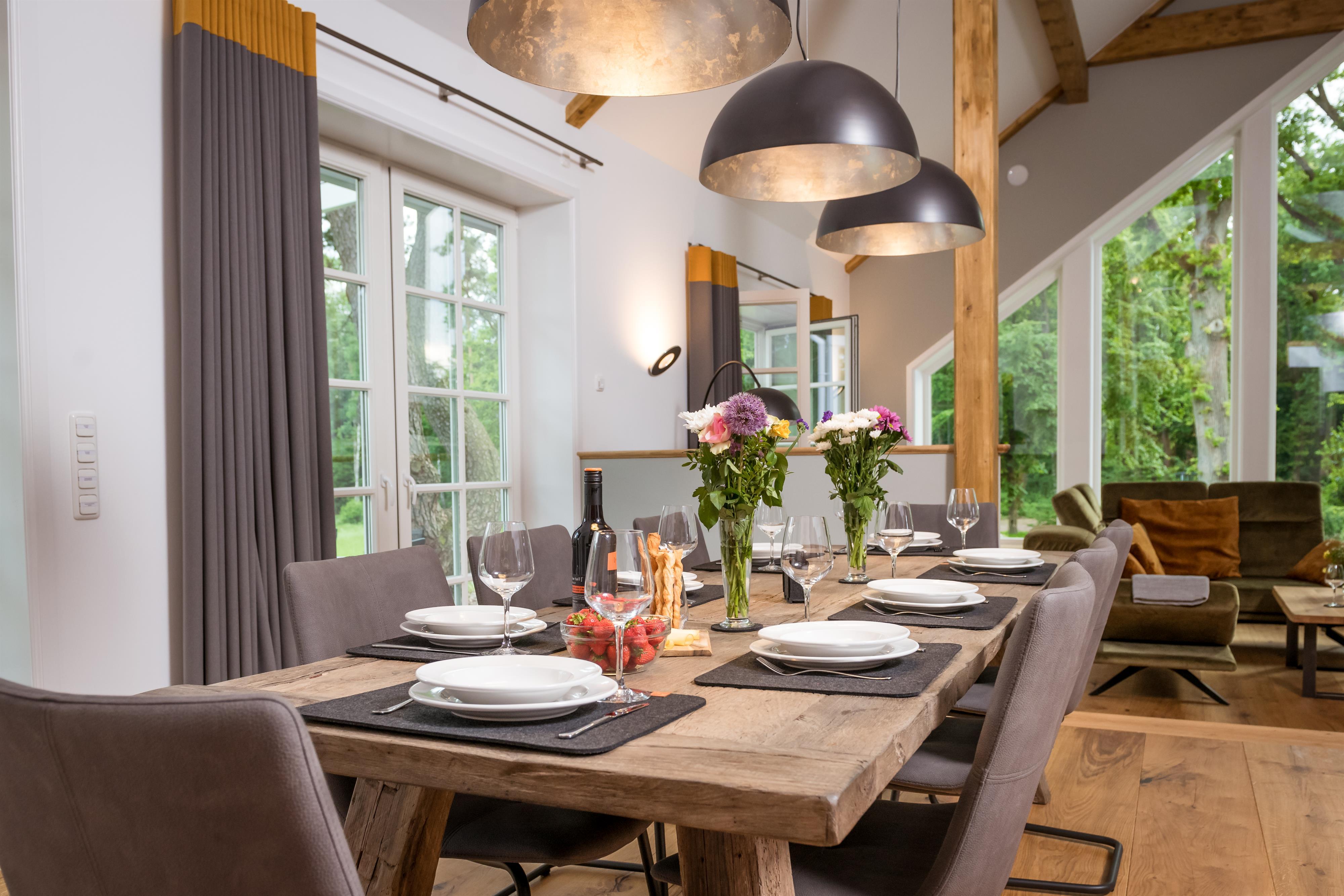 Essbereich mit Blick in den Wohnbereich