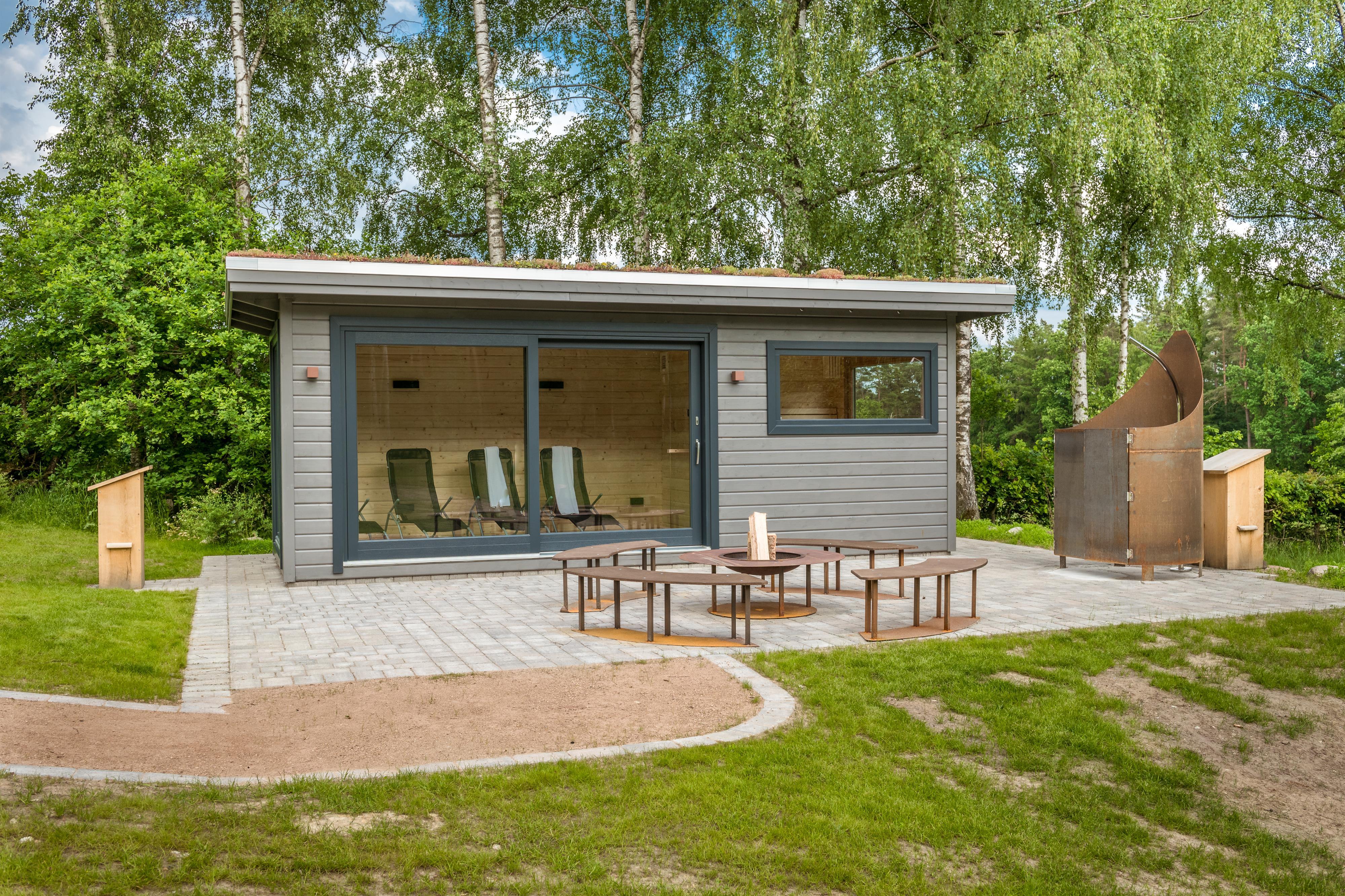 Sauna mit Feuerstelle u. Außendusche