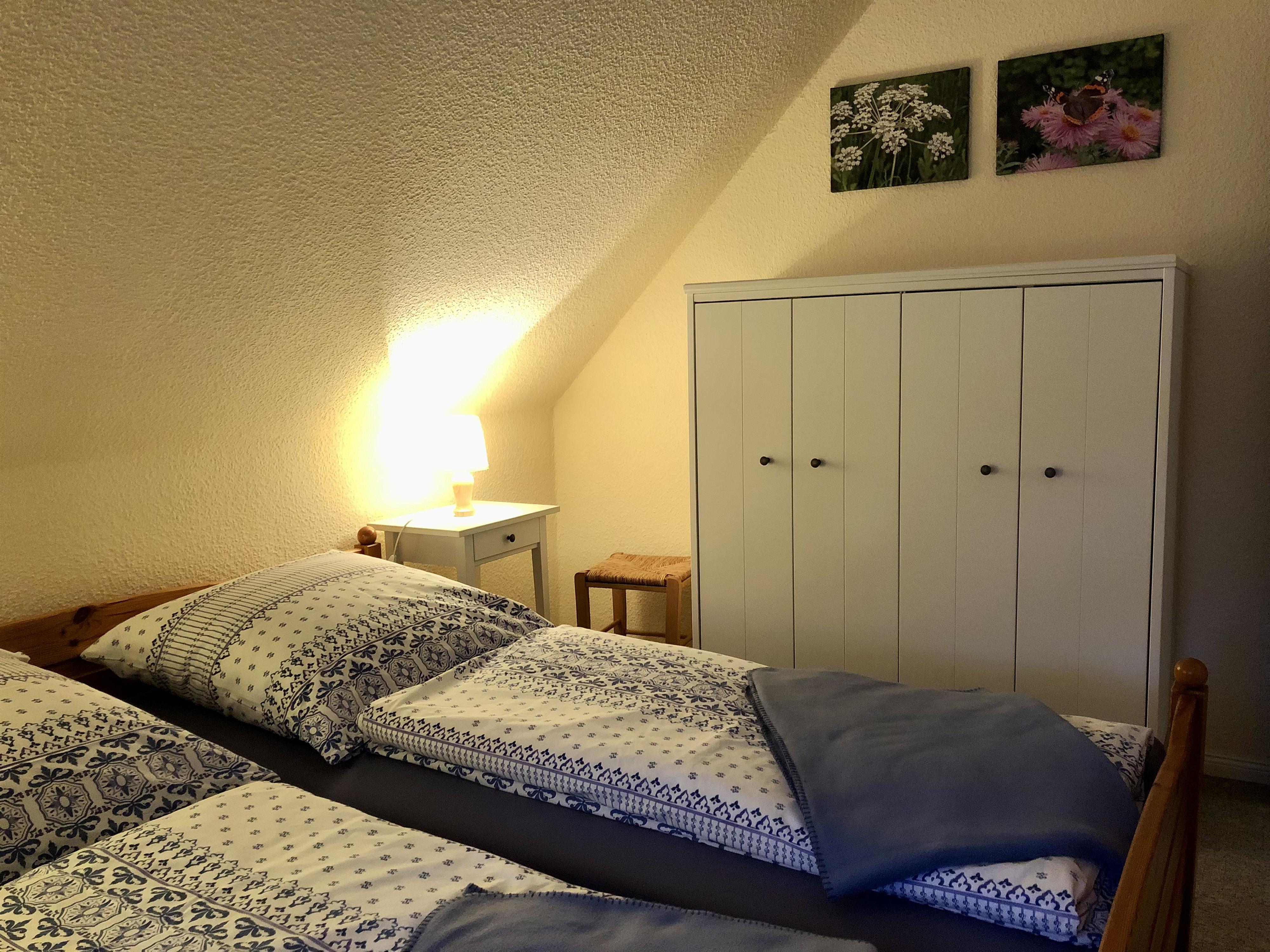 Schlafzimmer mit Schrank