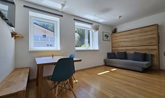 In the living/dining area, the bed can be unfolded against the wall, creating a bunk bed with space for two additional people (especially suitable for children). The couch can also be folded out into a sleeping area.