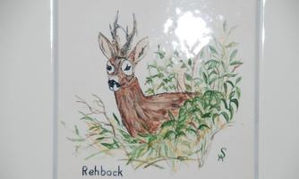 A roe deer buck sits in the tall grass. The image shows a detailed, artistic portrait of the animal.