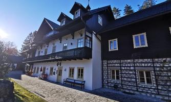 The charming, traditional Pension Prielkreuz is quietly situated by the Steyr and impresses with its historic facade and modern furnishings.