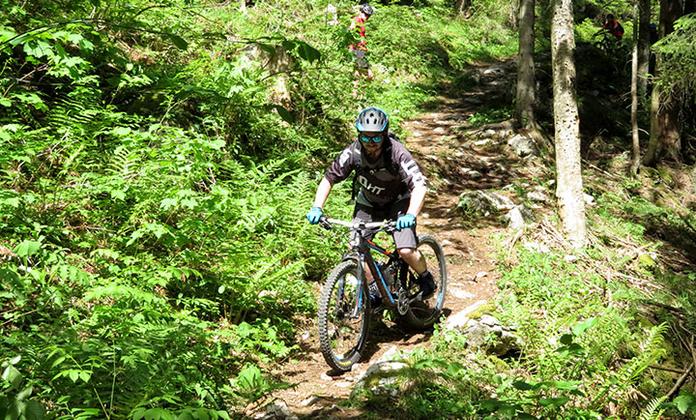 Mountainbike und E-Mountainbike - Fahrtechnik & Tourguiding