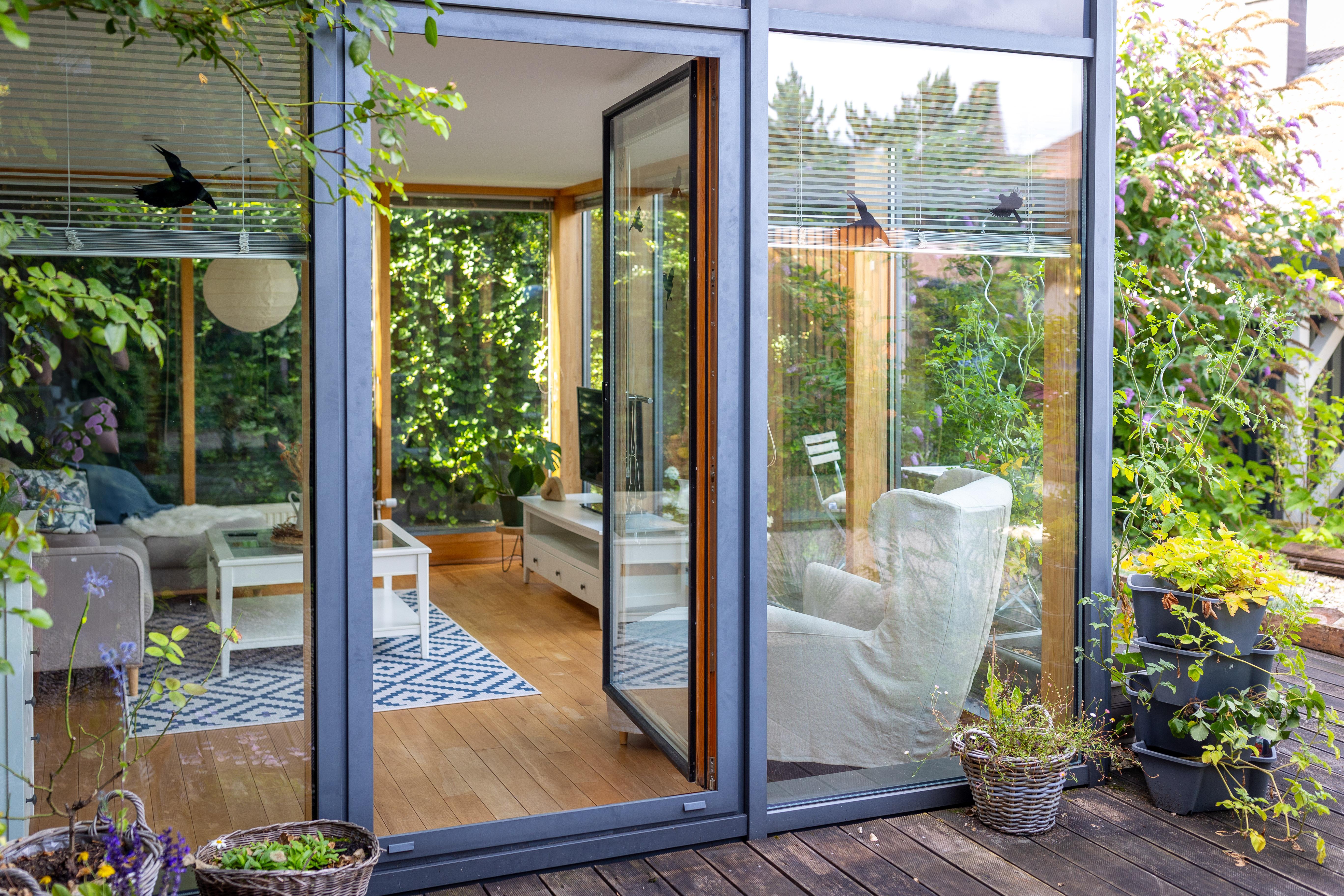 Wohnbereich mit Terrasse im Hintergrund