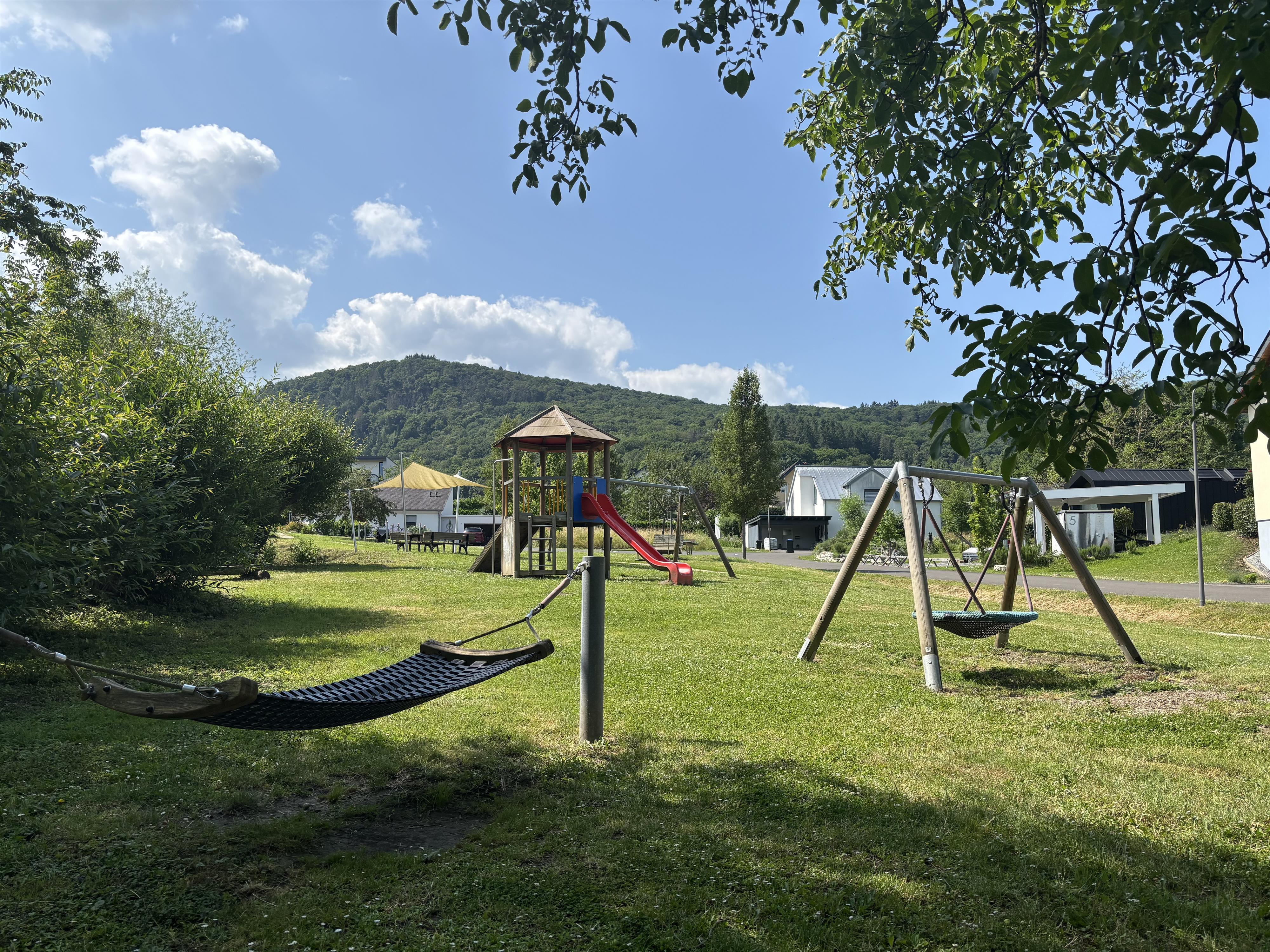 Hängematten, Rutsche und Schaukel